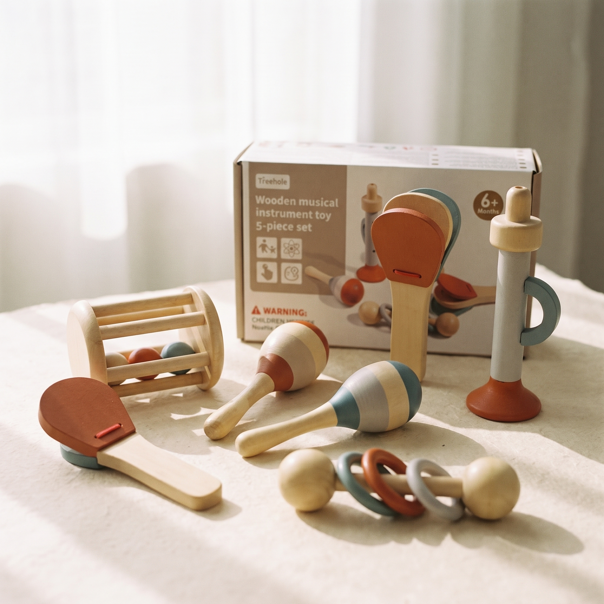Eco de Nooki: los cinco instrumentos de madera de haya con su caja de regalo, sobre fondo crema